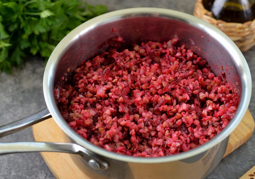 1. Этап. Красная гречка: Тщательно все перемешайте, оставьте под крышкой минут на 10, если хотите, чтобы свекла максимально покрасила кашу в бордовый цвет.