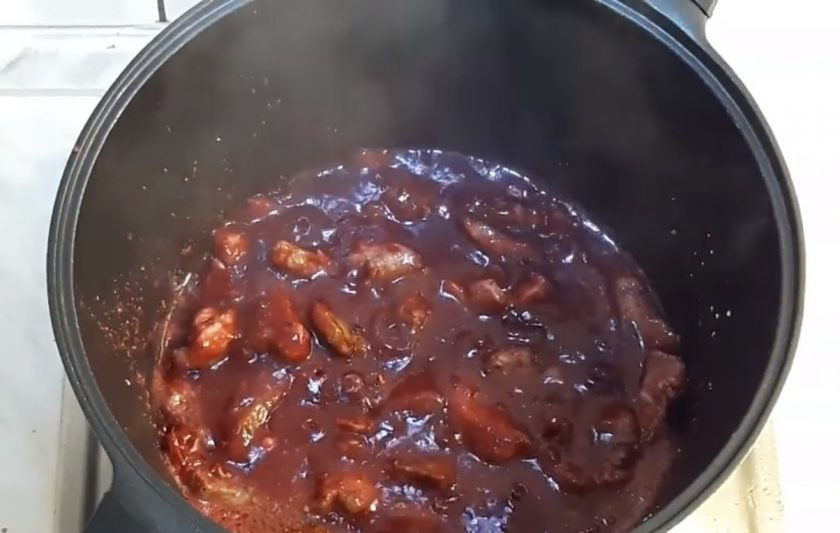 1. Этап. Мясо в вишневом соусе: 3. В кастрюлю вылейте соус, добавьте крахмал, хорошо перемешайте и на минимальном огне подогрейте соус, добавив мясо так, чтобы растительное масло не попало в кастрюлю.