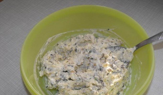 1. Этап. Яйца, фаршированные грибами: 5. Чистим яйца, разрезаем напополам, достаем желток и натираем также на крупной терке его. Смешиваем с сыром и чесноком, добавляем майонез и грибы и тщательно перемешиваем массу. Некоторые измельчают начинку в блендере - по вашему вкусу.