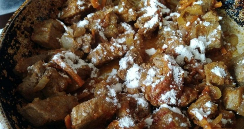 1. Этап. Говядина в густом томатном соусе: 5. Важный нюанс: посыпьте мукой в самом конце жарки, перемешайте и залейте водой.