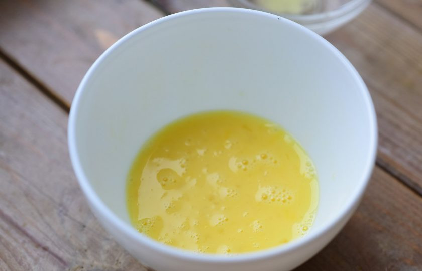 1. Этап. Яичный суп диетический: В отдельной миске хорошенько взболтайте яйца до получения однородной смеси.