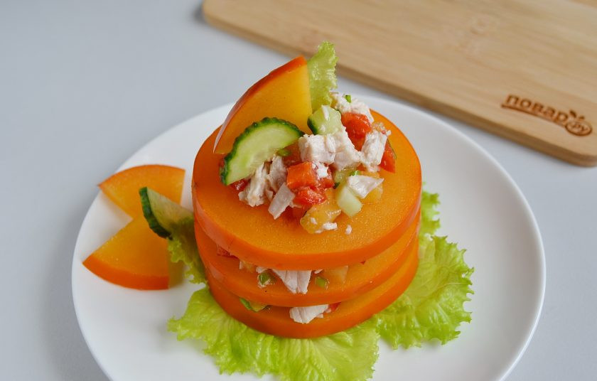 1. Этап. Слоеный салат из хурмы: Должно получится так: хурма - салат - хурма - салат - хурма - салат. Сверху салат украсьте долькой огурчика или зеленью, хурмой. Угощайтесь!