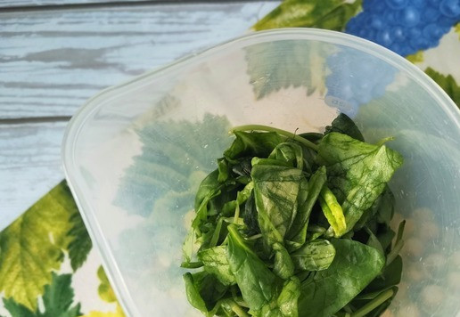 1. Этап. Ореховый соус со шпинатом: Шпинат вымыть, обсушить бумажным полотенцем, выжать сок из лимона (1-1,5ч. л.)