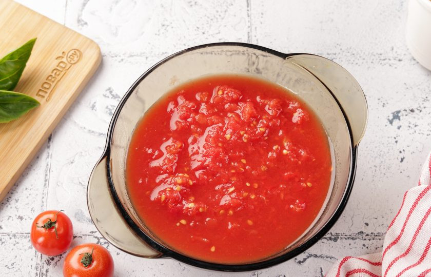 1. Этап. Пицца Нью-йорк: Чтобы приготовить соус для пиццы Нью-Йорк, измельчите консервированные томаты вместе с соком. Лучше размять помидоры руками, чтобы остались небольшие кусочки. В крайнем случае можно быстро измельчить в блендере, но не до однородного пюре. Шкурку я снимаю.