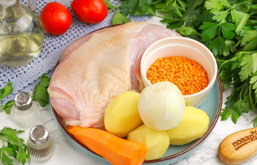1. Этап. Чечевичный суп с курицей: Подготовьте указанные продукты. Очистите картофель, морковь и лук от кожуры, промойте в воде. Можно также добавить помидоры, стеблевой сельдерей, болгарские перцы или белокочанную капусту.