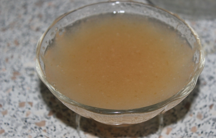 1. Этап. Творожный торт с бананом: Желатин растворите в стакане теплой воды.