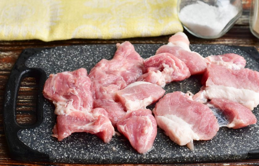 1. Этап. Мясо по-здоровски: Мясо нарежьте как на отбивные.