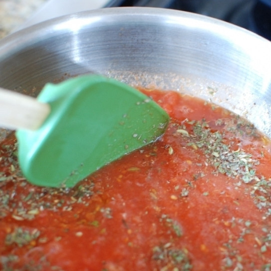 1. Этап. Тортеллини в сливочном соусе: Доводим до кипения, затем добавляем соль, специи, измельченный чеснок и кипятим еще около 10 минут на среднем огне.