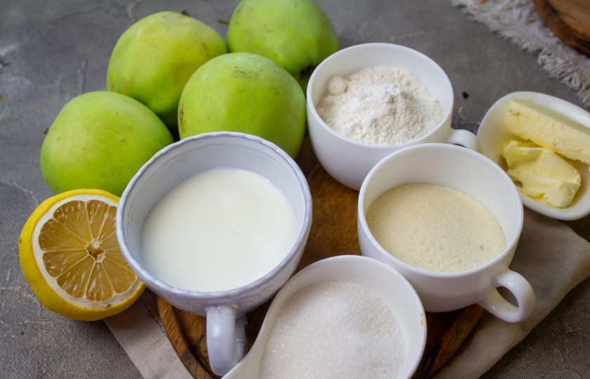 1. Этап. Насыпной яблочный пирог: Подготовьте все необходимые продукты для приготовления яблочного пирога.