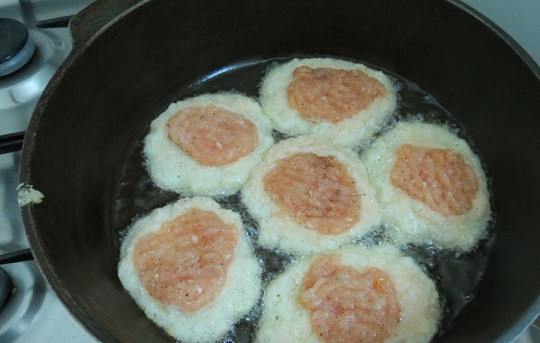 1. Этап. Драники с фаршем куриным: 7. Разогреть на сковороде растительное масло и выложить картофельную массу. В серединку выложить медальоны из фарша.