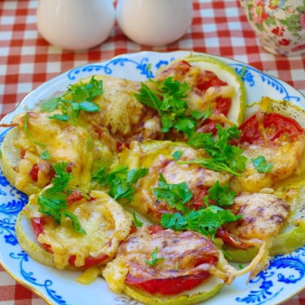 Кабачки с помидорами и сыром в духовке