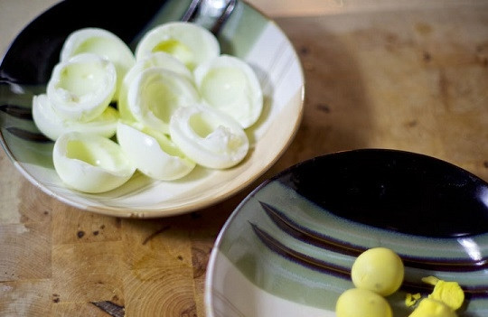 1. Этап. Куриный салат с грибами: 4. Отварные яйца остудите. Очистите их, отделите белки от желтков.