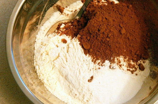 1. Этап. Бисквит с творожным кремом: Начнем с теста: муку смешайте с какао и разрыхлителем.