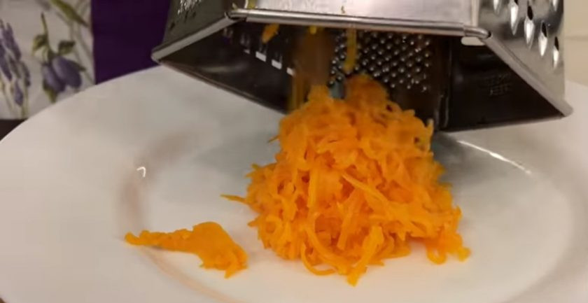 1. Этап. Нежнейший салат из печени трески: 1. На крупной терке натрите отварной картофель. Отварную морковь, маринованные и свежие огурцы натрите на мелкой терке, складывая все ингредиенты в разные тарелки.