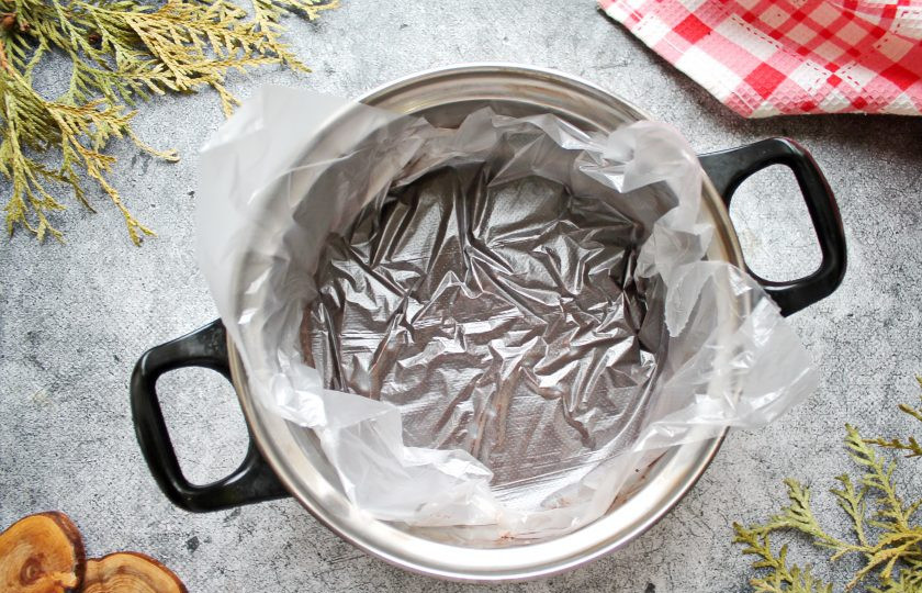 1. Этап. Глянцевая шоколадная глазурь для торта: Выложите на глазурь пленку в контакт. Она должна лежать на поверхности глазури.