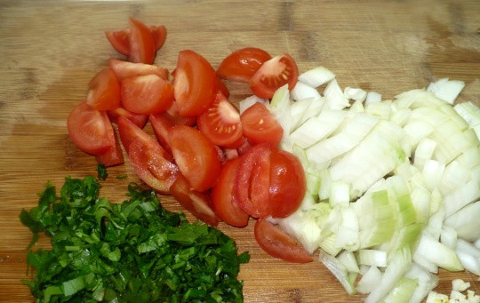 1. Этап. Чахохбили из курицы в мультиварке: Пока курица обжаривается, мы чистим и промываем овощи, нарезаем помидоры дольками, лук режем на небольшие кубики, зелень и чеснок измельчаем.