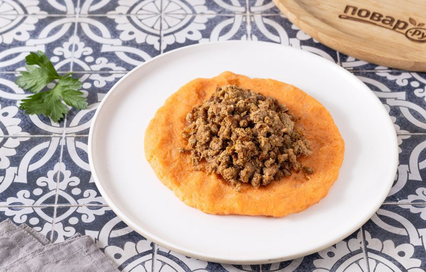 1. Этап. Зразы из батата: Разделите пюре из батата на кусочки примерно по 80-100 гр. Влажными руками разомните их в плоские лепешки, в центр выложите начинку и защипните края. Придайте им форму котлеток.