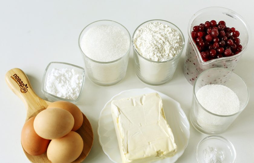 1. Этап. Бисквитный пирог с клюквой: Подготовьте все ингредиенты. Сливочное масло заранее размягчите при комнатной температуре.
