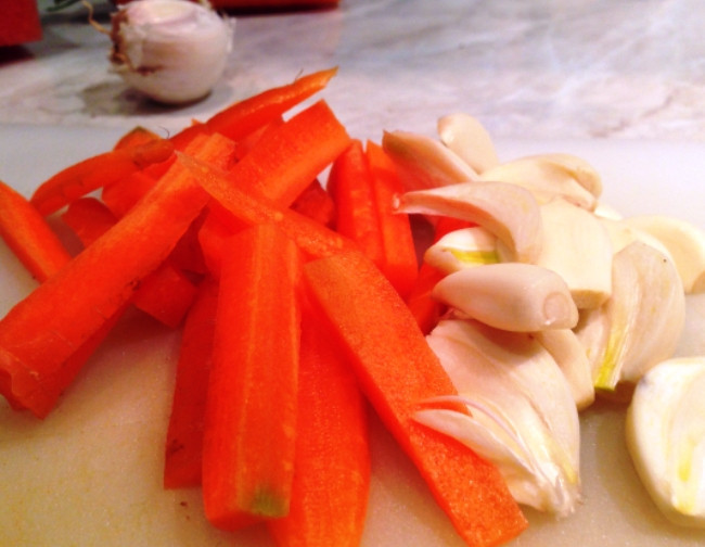 1. Этап. Мясо печеное в мультиварке: Мясо помойте под проточной водой, морковь и чеснок нарежьте.