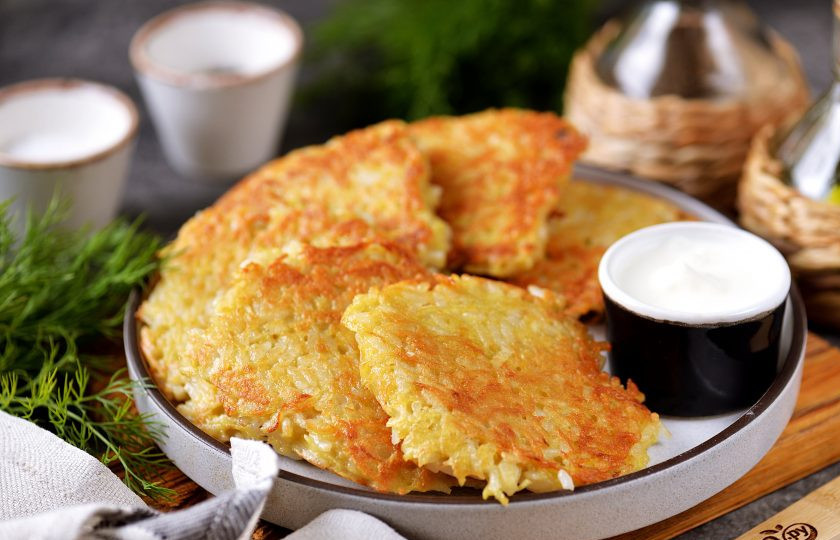 1. Этап. Рисовые драники: Подавайте драники со сметаной, свежими или маринованными овощами, в качестве гарнира или как самостоятельное блюдо. Приятного аппетита!