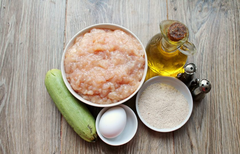 1. Этап. Куриные котлеты с кабачком в мультиварке: Подготовьте все необходимые ингредиенты для приготовления куриных котлет с кабачками. И готовить мы их будем в мультиварке, что позволит использовать меньше растительного масла.