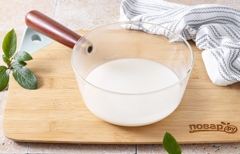 1. Этап. Капучино с корицей: Молоко перелейте в сотейник и на среднем огне разогрейте до 50-65 градусов.