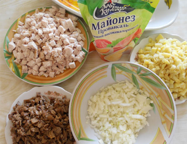 1. Этап. Курица с маринованными грибами: Затем все ингредиенты режем мелко.