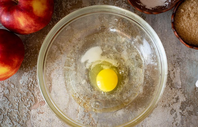 1. Этап. Штрудель с яблоками и вишней: Приготовьте сначала тесто. В миску залейте воду, растительное масло, вбейте яйцо, добавьте соль. Перемешайте.