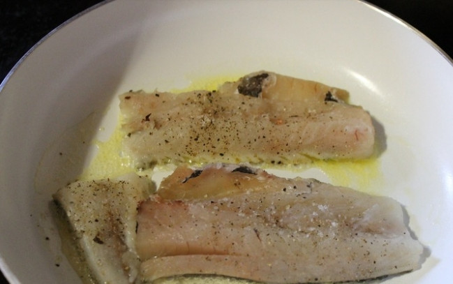 1. Этап. Треска под соусом Бешамель: 1. Филе трески мою и вытираю салфетками, натираю солью и перцем. Сковороду ставлю на огонь, кладу ложку сливочного масла и обжариваю рыбу с двух сторон.