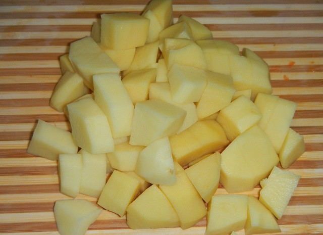 1. Этап. Суп из фрикаделек с вермишелью: 3. Параллельно очистите картофель и нарежьте небольшими кубиками.