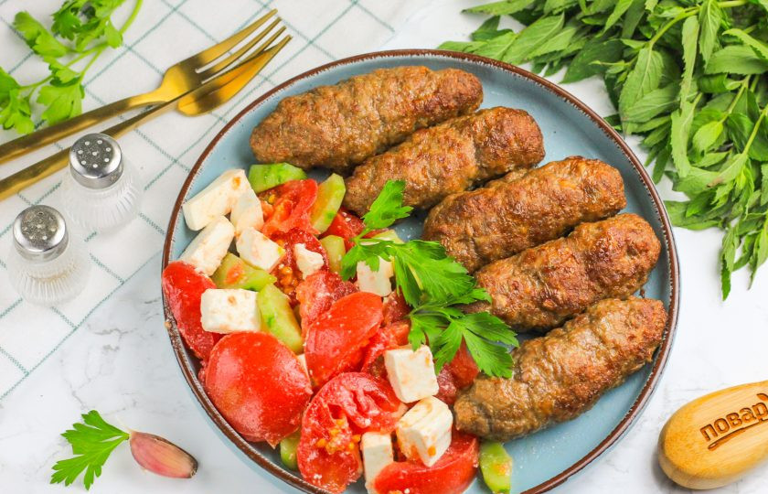 1. Этап. Чевапчичи в аэрогриле: Пока чевапчичи запекаются, приготовьте вкусный овощной салат или соус и подайте его вместе с румяными чевапчичи из аэрогриля к столу. Приятного вам аппетита!