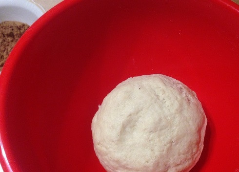 1. Этап. Леопардовый бриошь: 5. Тесто замешиваем руками, оно должно получиться достаточно упругим, но мягким.