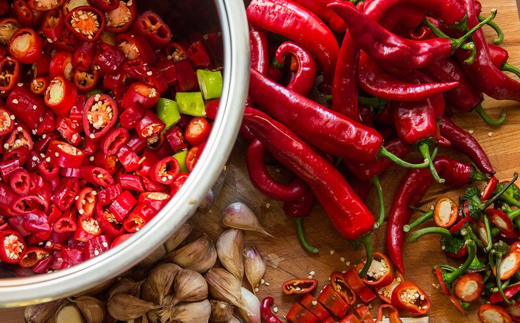 1. Этап. Аджика Кавказская на зиму: 2. Для начала вымойте как следует перцы, обсушите их и, удалив хвостики, нарежьте тонкими полосочками.