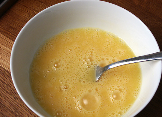 1. Этап. Омлет из яиц: Когда масло растает, мы аккуратно начинаем вливать его в миску с яйцами и взбалтывать эту массу. Масло выливаем не все, немного надо оставить на сковороде.