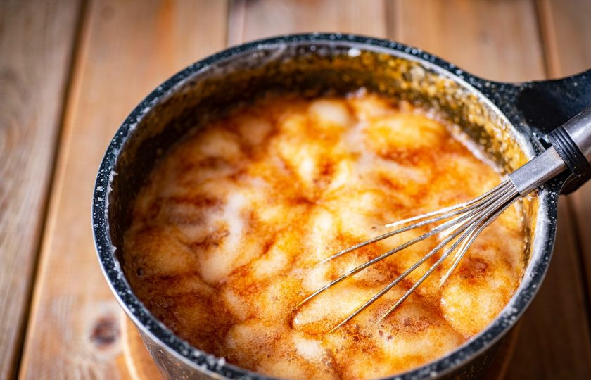 1. Этап. Щербет молочный: Тонкой струйкой залейте карамель в сотейник к сладкой молочной смеси, при этом мешайте постоянно венчиком или ложкой. Уваривайте эту смесь в течение 20 минут, постоянно помешивая венчиком или ложкой. Масса заметно загустевает.