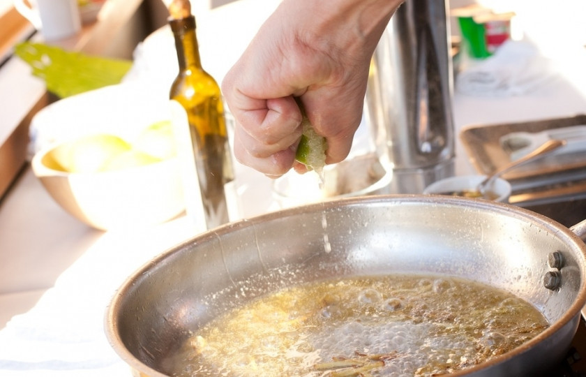 1. Этап. Соус имбирно-медовый: И выдавите сок лайма.