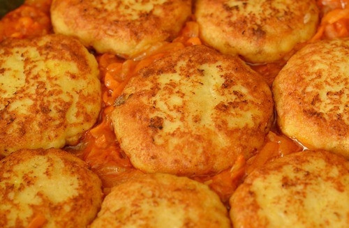 1. Этап. Рыбные котлеты из судака: Сверху готовых овощей выложите котлетки из рыбы. Долейте немного воды и накройте крышкой. Тушите на медленном огне, пока не испарится вся влага. Подавайте котлетки с отварным рисом.