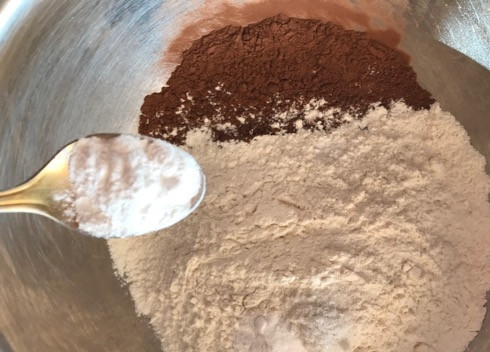 1. Этап. Шоколадные кексы с бананом и черной смородиной: 2. Отдельно смешайте сахар, соду, разрыхлитель, какао, муку и соль.