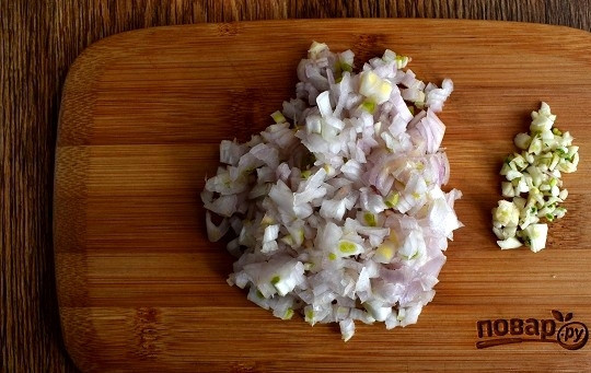 1. Этап. Камди-ча: Лук, чеснок очистите и измельчите.