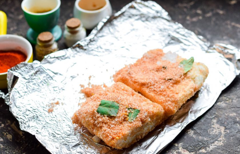 1. Этап. Сало соленое в фольге: Выложите сало на фольгу.