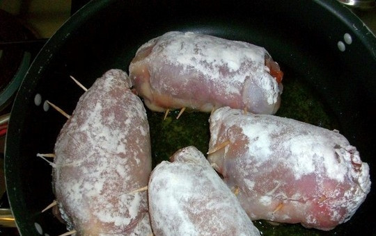 1. Этап. Окорочка без кости: Заверните плотно мясо в рулетики, скрепите края зубочистками и обваляйте в муке.
