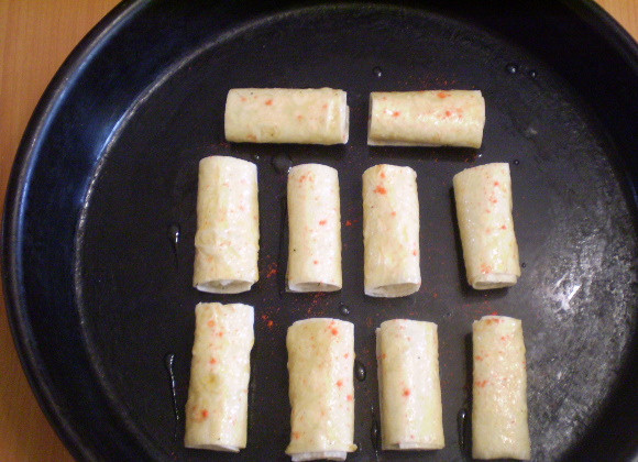 1. Этап. Трубочки из лаваша, запеченные в духовке: Выкладываем их на противень. При помощи кисточки смазываем сверху желтком со специями, отправляем в духовку на 5-10 минут (200 градусов). Готовность определяйте по трубочкам.