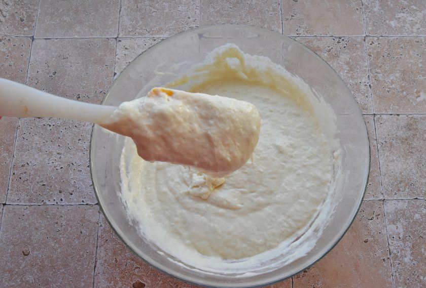 1. Этап. Дутые оладьи: Готовое тесто должно получиться густым и лениво стекать с ложки. Отложите посуду с тестом в сторону, чтобы сода активировалась в кислой среде.