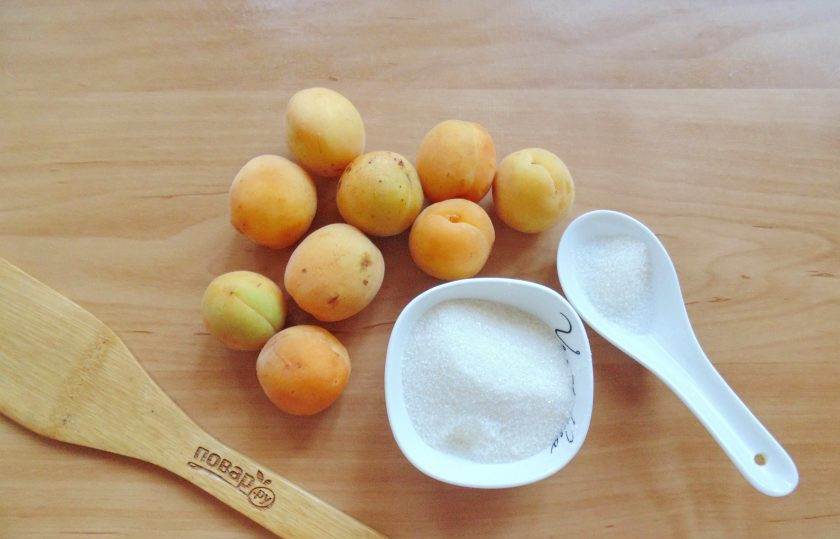 1. Этап. Жареное варенье из абрикосов на сковороде: Подготовьте ингредиенты для приготовления варенья из абрикосов на сковороде.