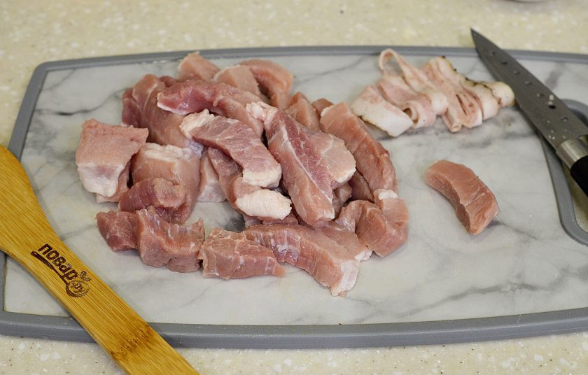 1. Этап. Курземес: 2. Мясо нарежьте некрупными кусочками.