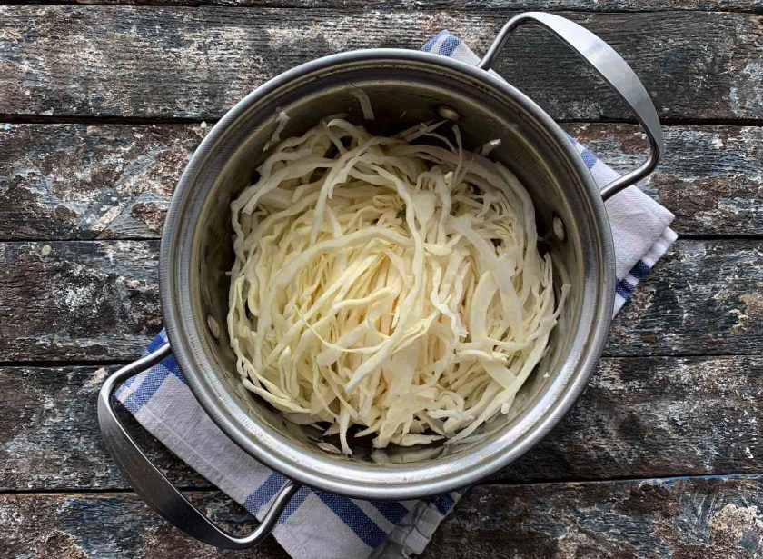 1. Этап. Квашеная капуста с изюмом: Капусту мелко нарежьте.