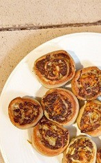 1. Этап. Ленивые пельмени в томатно-сметанном соусе: Роллы слегка придавить ладонью и обжарить с двух сторон на сковороде с антипригарным покрытием до румяной корочки, добавив немного масла или без него. Такую заготовку можно хранить в морозилке до нужного момента. Из указанного количества фарша у меня выходит 3 рулета и примерно 33 ленивых пельменей.