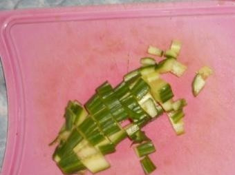 1. Этап. Салат с креветками и китайской капустой: Остальной огурец порезал для салата небольшими кубиками.