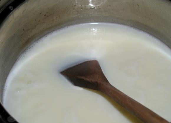 1. Этап. Заварной крем из манки: Остальное молоко поставьте на огонь, добавьте сахар и ванилин.