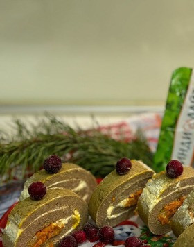 1. Этап. Печеночный рулет Две начинки: Порционно нарезаем, украшаем по желанию и подаем к столу. Это очень вкусно, необычно и нежно. Готовить обязательно всем